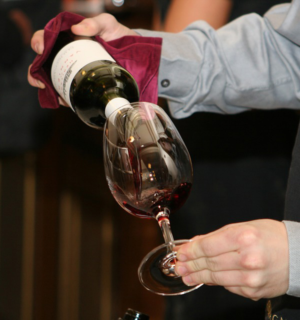 El vino atemperado correctamente permite apreciar todos sus matices. El sumiller sirve el vino evitando el contacto directo con los recipientes. Así consigue no modificar la temperatura del caldo.