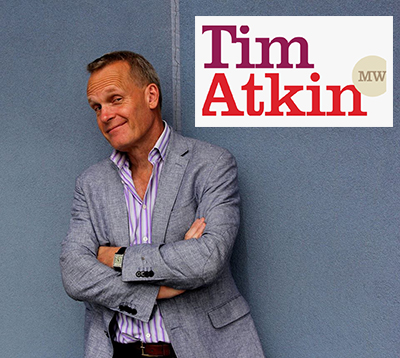 Tim Atkin, es otro influyente periodista que ha viajado por todo el mundo acumulando y difundiendo conocimientos y experiencias sobre vinos. Ampliamente reconocido.