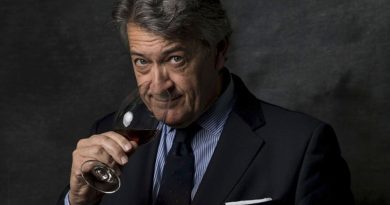 Cesar Saldaña, presidente de Vinos de Jerez oliendo una copa de Sherry