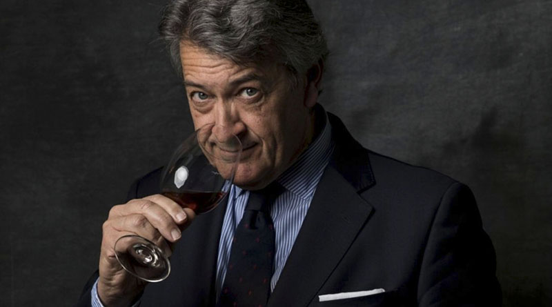 Cesar Saldaña, presidente de Vinos de Jerez oliendo una copa de Sherry