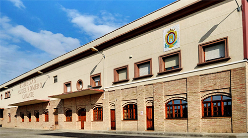 Bodegas Nuestra Señora del Romero se fundó en 1951 para posteriormente empezar a denominarse Bodegas Malón de Echaide. En la actualidad están compuestas por tres bodegas: Malón de Echaide en Cascante, SC S. José de Los Arcos y L SC de Sesma y cuentan con una capacidad de 14 Millones de Kg de uva y de 3.000 barricas de roble.
